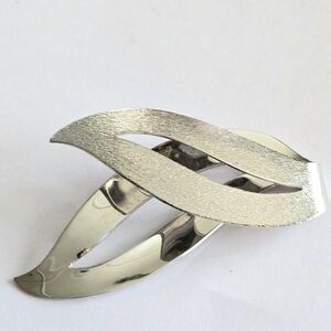 Vintage Sarah Coventry brooch silver pin crossover